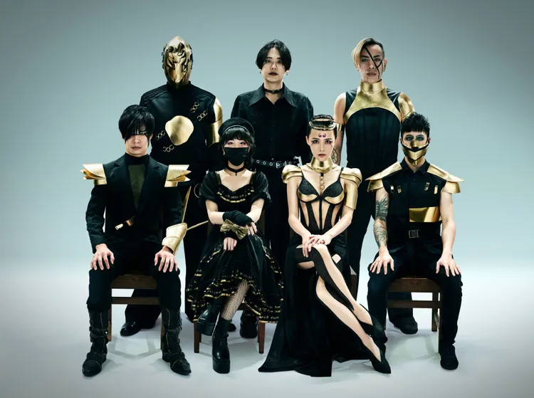 閃靈團長Doris（前排右二）展露呼之欲出的酥胸。出日音樂提供