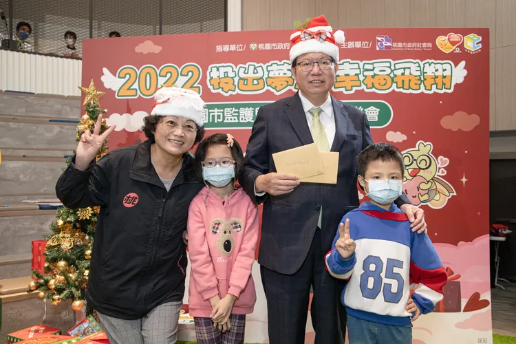 鄭文燦和小朋友同樂。桃園市社會局提供