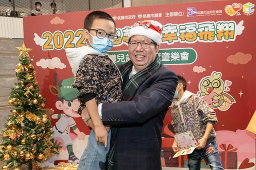 鼓勵監護兒少勇敢跨步築夢 鄭文燦暫忘陰霾露笑容