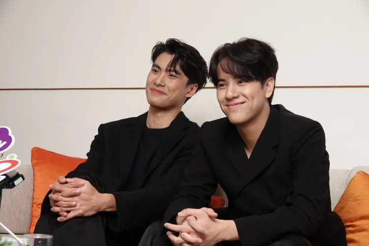 Ohm（左）、Nanon今天到飯店後吃了豬排便帶和奶茶。陳德興攝