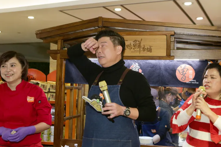 曾國城談到老婆聖誕禮物，搞笑假哭。朱世閎