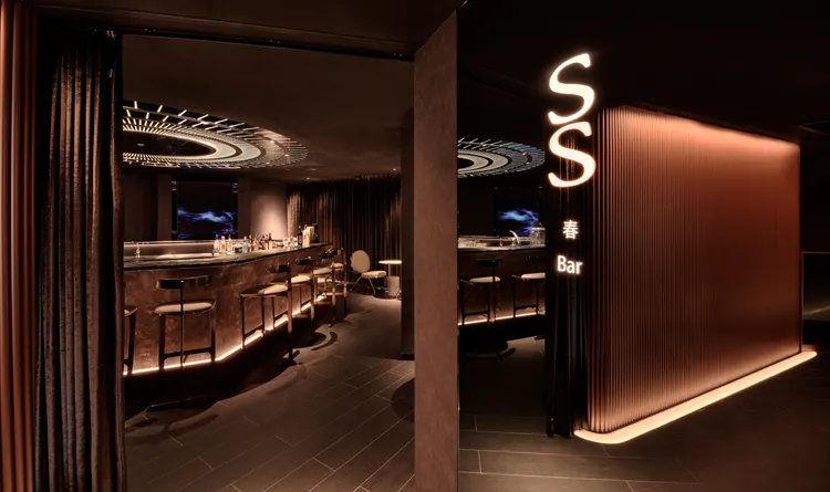 「SS Bar・春・宇宙星空酒吧」空間以「春」為視覺設計概念，融合聲光及視效設計的宇宙大爆炸為主題的影音牆，呈現宇宙爆炸後的燦爛絢麗。業者提供