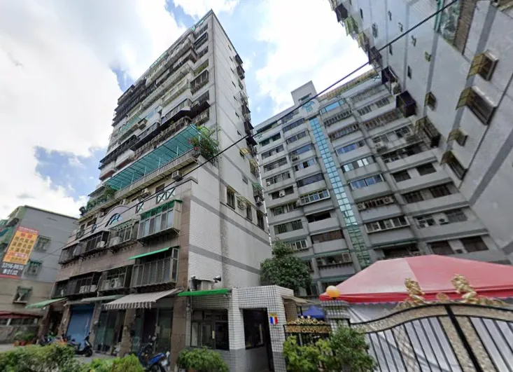 新北市新莊區屋齡29年的「現代星州」社區目前正常行情單價41-43萬。翻攝google map