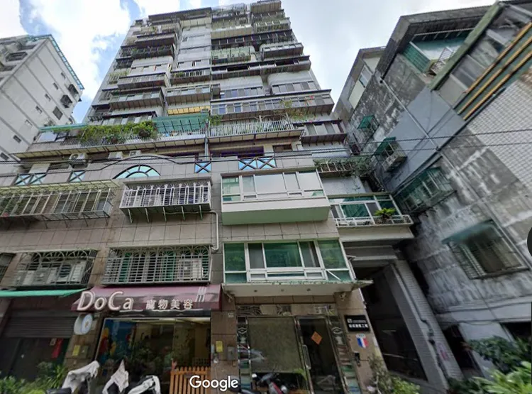該樓14年前發生駭人聽聞的寡婦遭性侵割喉案，自此淪為凶宅。翻攝google map