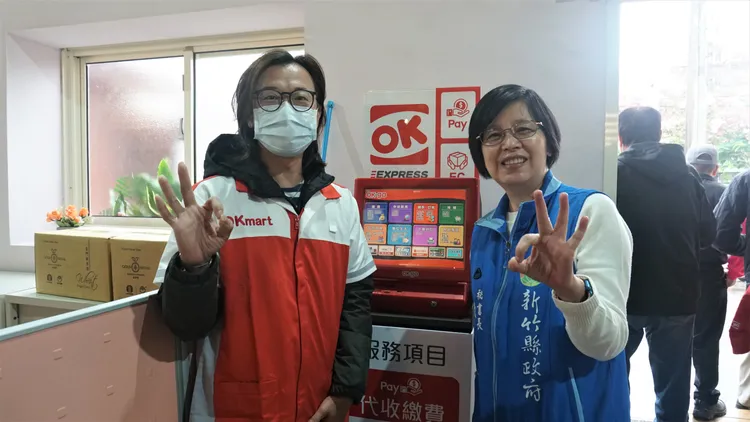 小舖內設置機台提供民眾繳費、網路購物、取貨及寄貨等多元服務，讓生活更便利。新竹縣政府提供