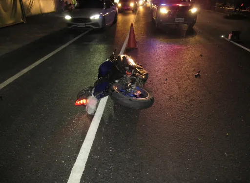 影片|機車直直衝KO電動車翁 再噴對向毀轎車釀1人命危