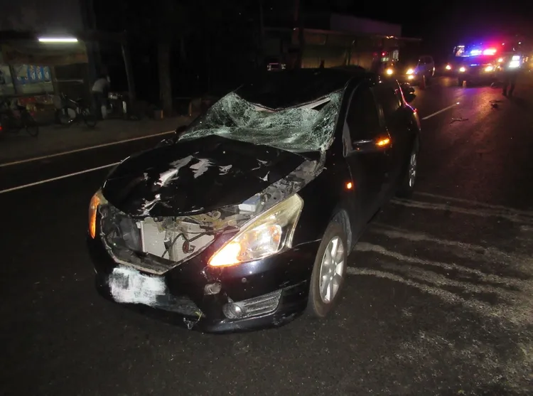 被撞的汽車車頭也嚴重毀損。警方提供