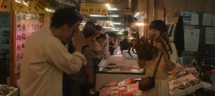 佐藤健（左）在劇中帶夏帆飾演的未婚妻到海鮮市場約會。Netflix提供
