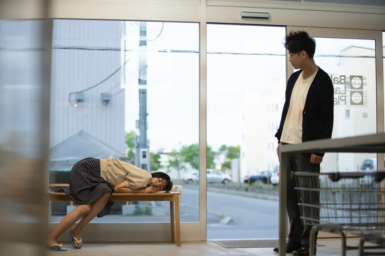 佐藤健衝到洗衣店看見滿島光在椅子上睡著，他靜靜地陪著她，時間彷彿靜止。Netflix提供