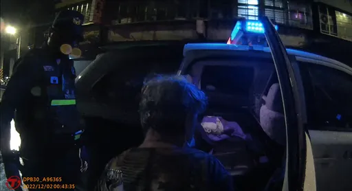 8旬婦散步體力不支癱坐在地　新店熱心警協助返家