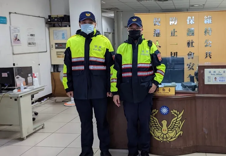協助老婦返家的熱心警員。翻攝畫面