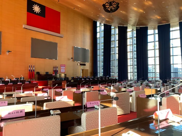 第四屆65席市議員的位子名牌已經依照選區與得票數準備就緒，等待新主人後天就職。曾雪蒨攝