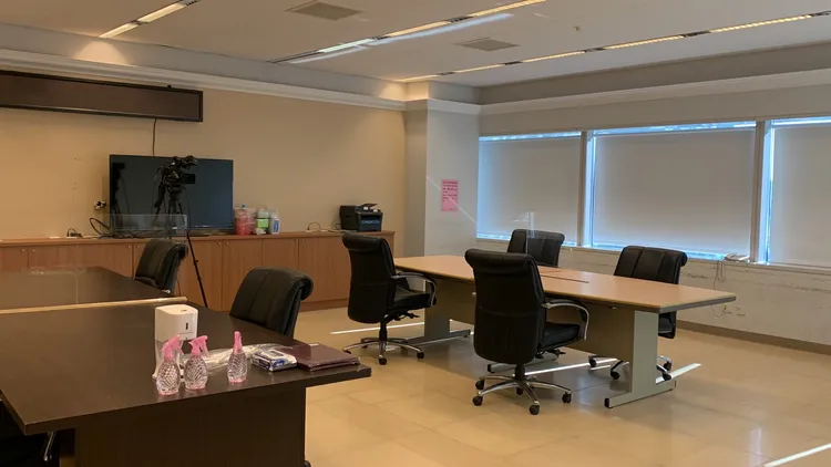 確診市議員宣誓就職與投票專區設有酒精與圈票區，全程並有錄影監視設備監看。曾雪蒨攝