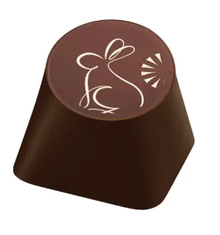 新春限定版杏仁夾心黑巧克力，單顆售價100元。業者提供