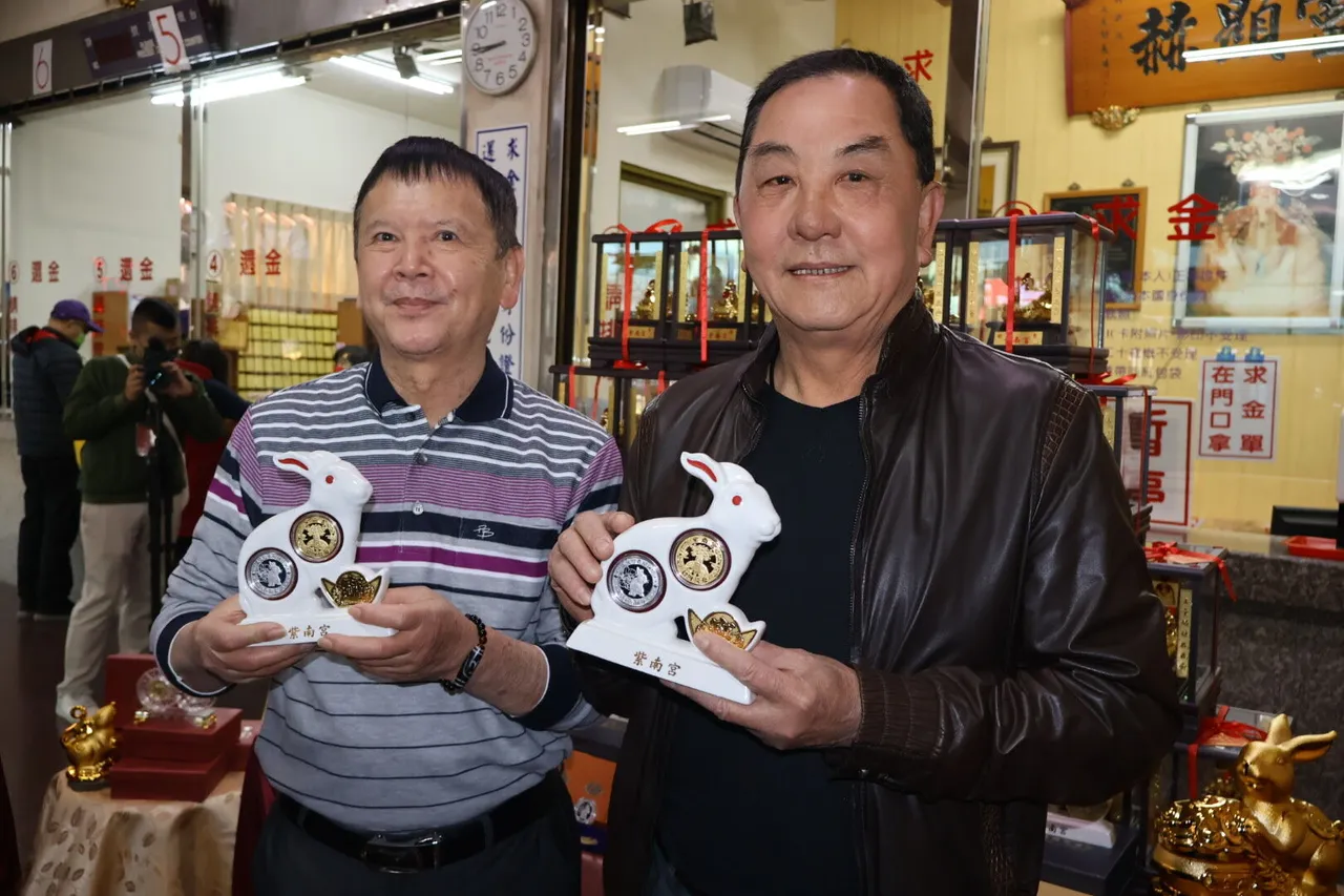 紫南宮主委莊秋安（右）表示，土地公錢母希望帶給信眾祝福。田兆緯攝