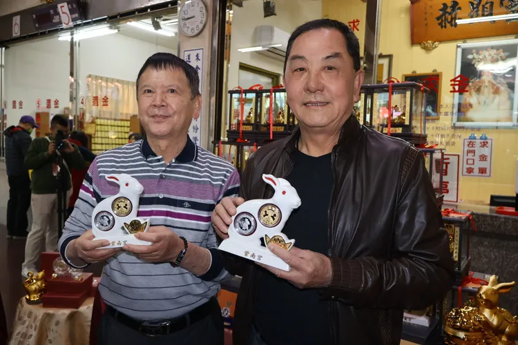 紫南宮主委莊秋安（右）表示，土地公錢母希望帶給信眾祝福。田兆緯攝