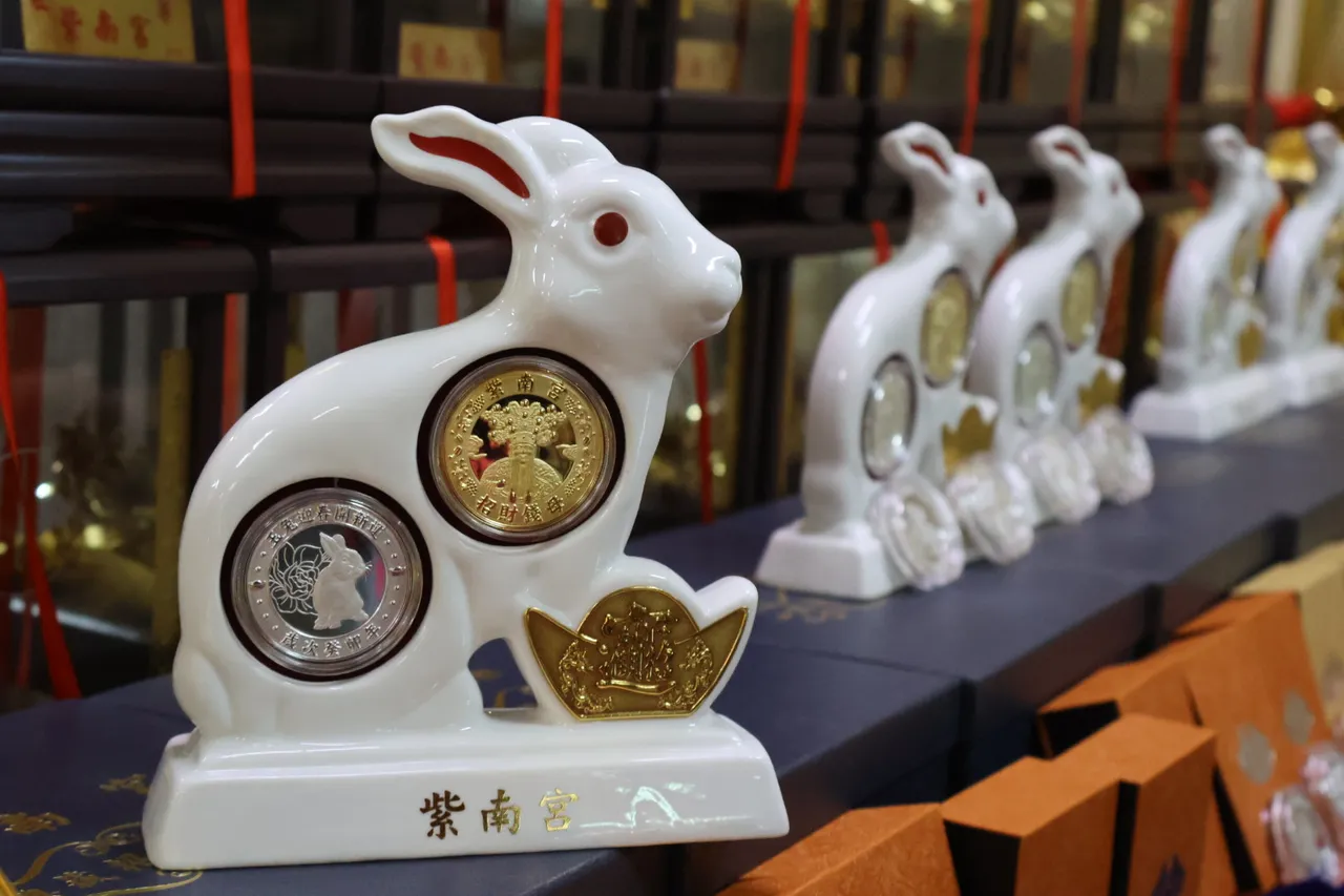最吸睛的就屬精裝套幣組，今年主題為「蹲兔跳耀」。田兆緯攝