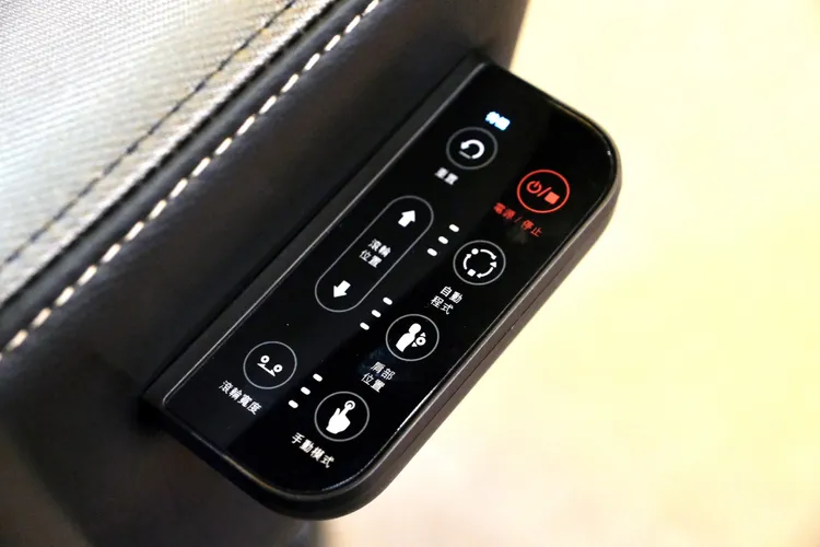 側邊遙控可調整按摩時的滾輪高度、寬度等。陳志淵攝