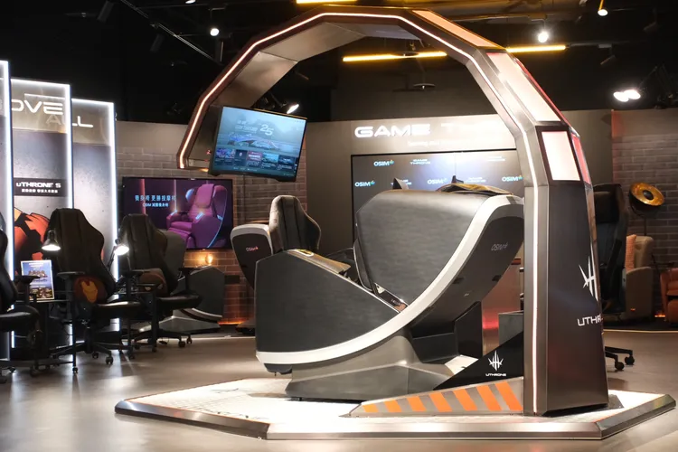 「王者之座」可體驗豪華蠍型電競座艙與減壓養身椅。陳志淵攝