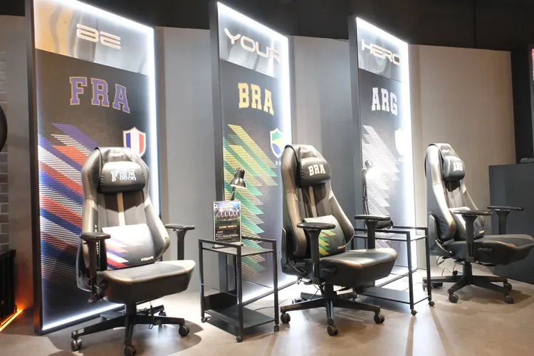 OSIM電競天王椅V瘋足球限量款，原價3萬4800元，特價2萬5800元。陳志淵攝