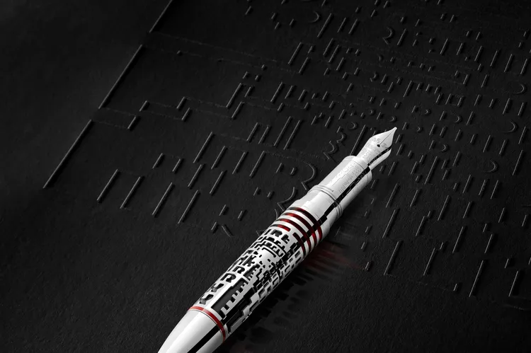 萬寶龍為Pirelli打造的限量款書寫工具，18K白金筆身汲取「P Lunga」標誌為靈感，筆尖更刻有慶祝Pirelli 150周年的特殊標誌。品牌提供