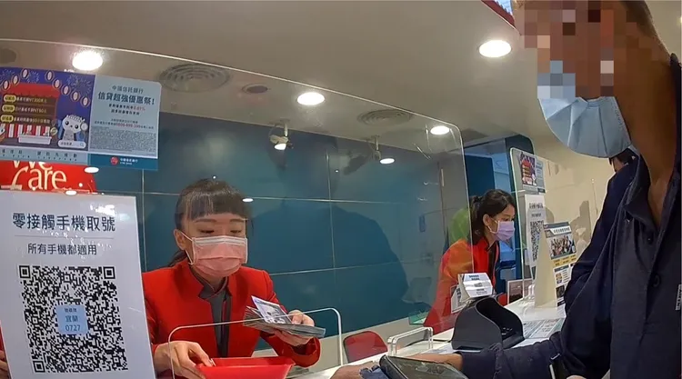 警方到場協助阻撓詐騙，保住江男存款。讀者提供