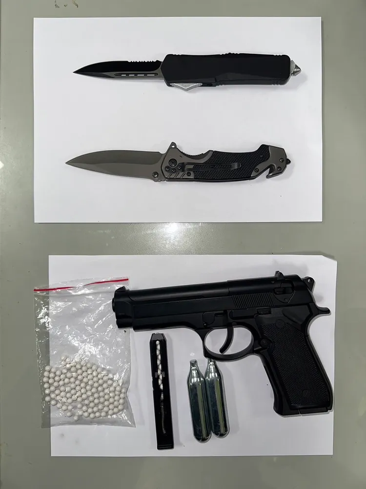 警方起出折疊刀、彈簧刀及空氣槍。中和警分局提供