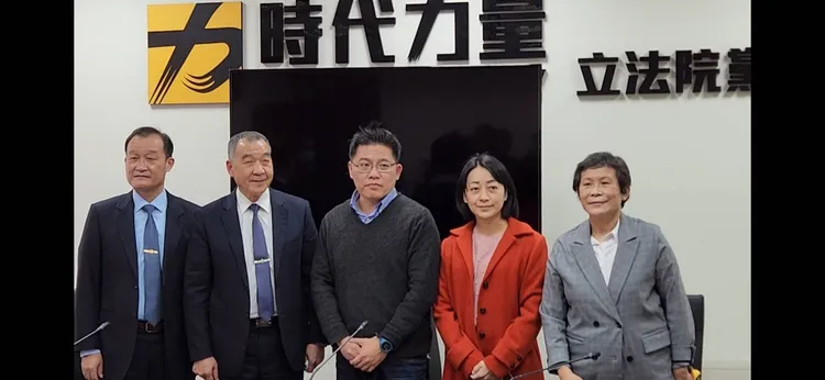 邱國正拜會時力黨團。施智齡攝