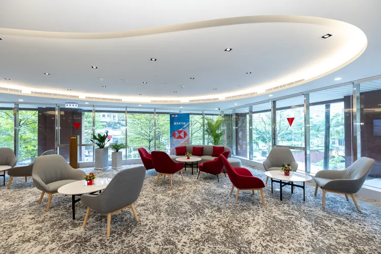 滙豐銀行財富管理中心設有寬敞舒適的休息區，將不定期為高資產客戶舉辦高端頂級的生活品味活動。