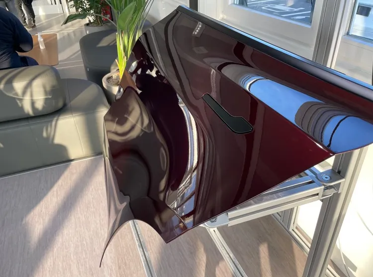 Model Y午夜櫻桃紅會根據光照而變化，呈現出時而明亮時而昏暗的效果。翻攝@Berlinergy