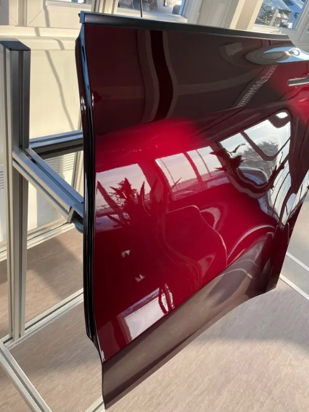 Model Y午夜櫻桃紅會根據光照而變化，呈現出時而明亮時而昏暗的效果。翻攝@Berlinergy