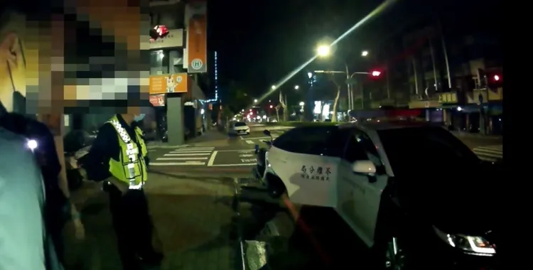 楊男被直接上銬帶走。讀者提供