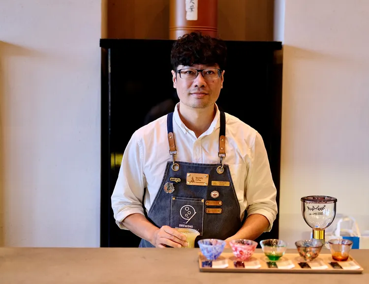 台南晶英酒店咖啡師杜思宏旅居東京多年，並取得國際精品咖啡協會SCA (Specialty Coffee Association)的咖啡萃取金杯理論證照。葉盛耀攝