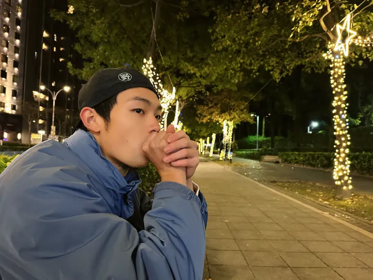 牧森興奮分享今年平安夜參與教會活動。周子提供