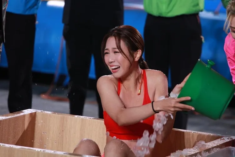 港姐何沛珈在冰桶裡泡到懷疑人生。翻攝TVB官方YouTube