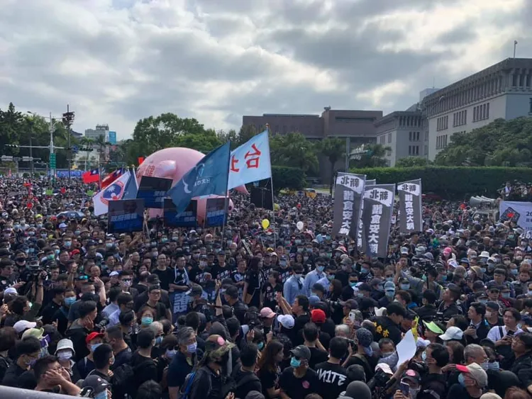 2020年11月的「反萊豬、護食安」大遊行。翻攝台中市議長張清照臉書