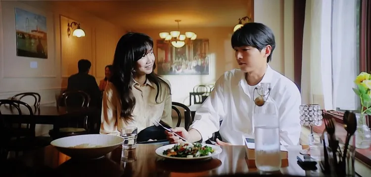 宋仲基（右）、申鉉彬劇中首次約會。翻攝friDay影音