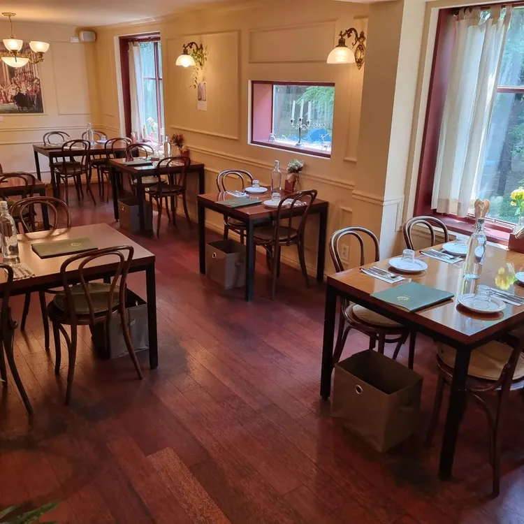 約會地點在首爾聖水洞的英式家庭餐廳Charmandre首爾林店。翻攝Charmandre IG