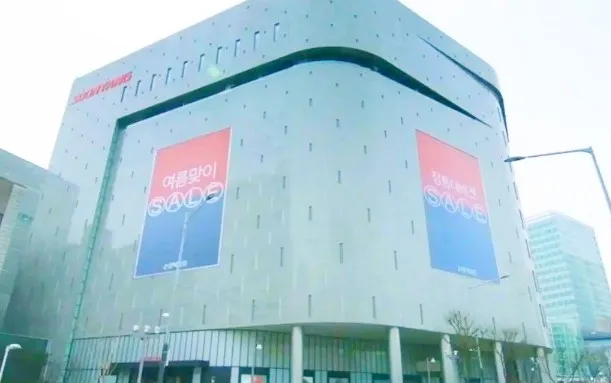 宋仲基戲裡重生後，最先拿下順洋百貨。翻攝friDay影音