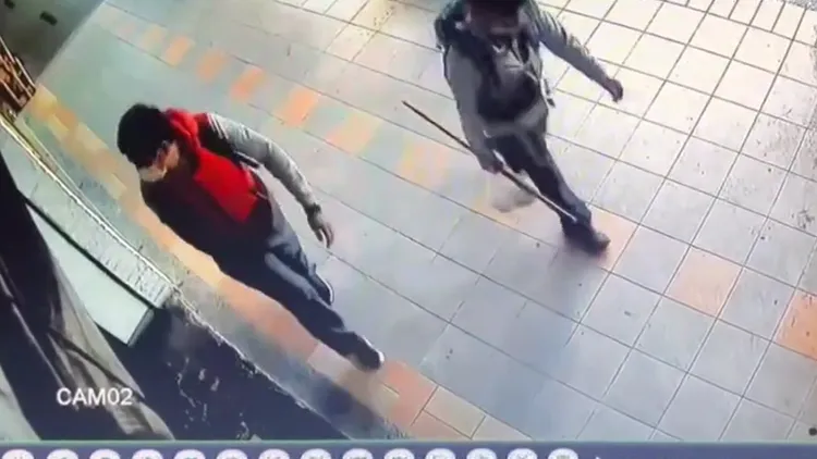 男子瞥見店內無人。讀者提供