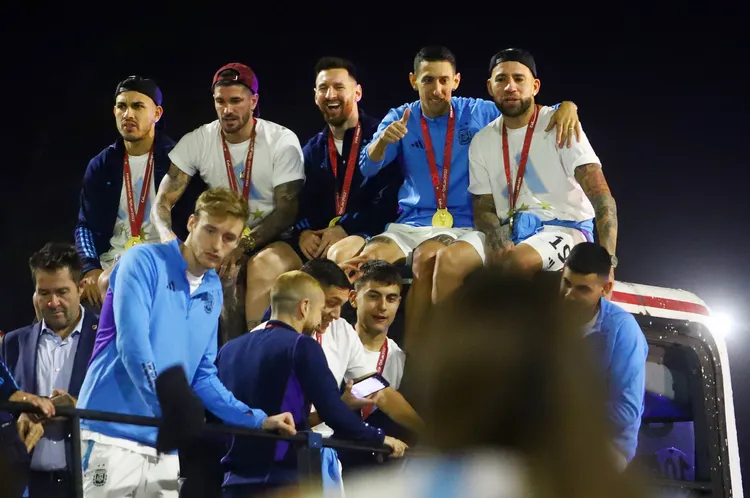 梅西 (中) 開懷大笑，與球員光榮返鄉。路透社