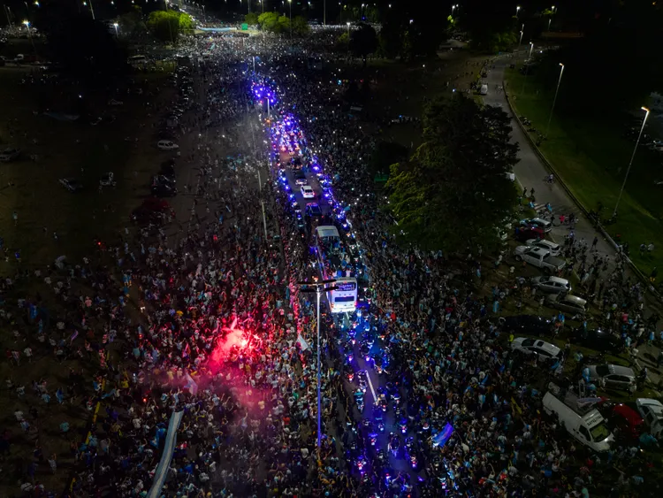 民眾熬夜歡迎球員返國。法新社