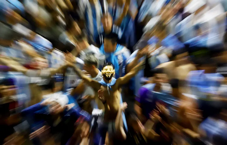 有球迷戴上梅西面具，相當吸睛。路透社