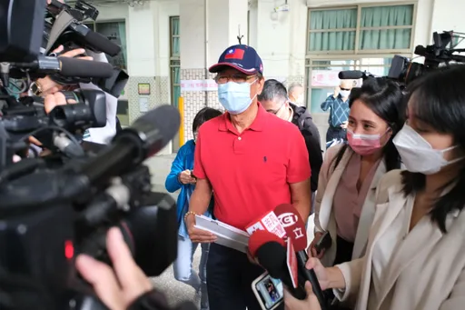 鴻海清零紫光持股 她譏:藍營沒人敢嘴郭台銘「去中化」!