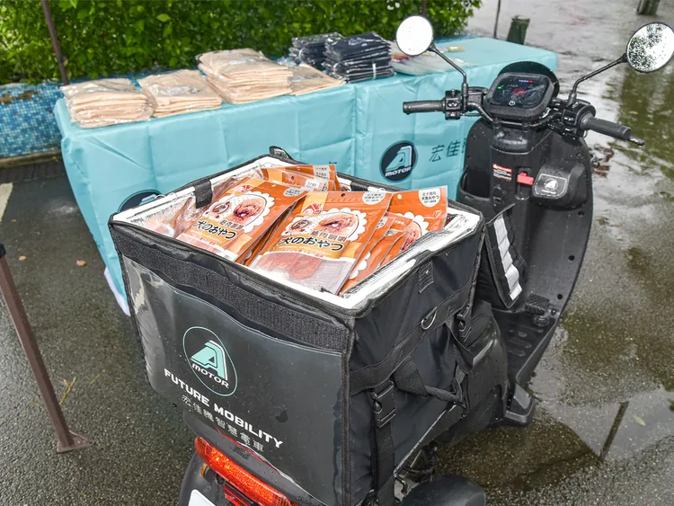 宏佳騰出動三輪電車Ai-2 Gather擔綱犬糧與大批物資運送。業者提供