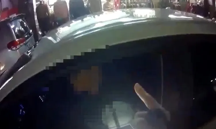 警方要求陶男下車。翻攝畫面