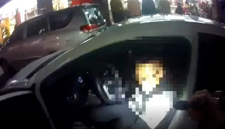 警方發現陶男藏毒品。翻攝畫面