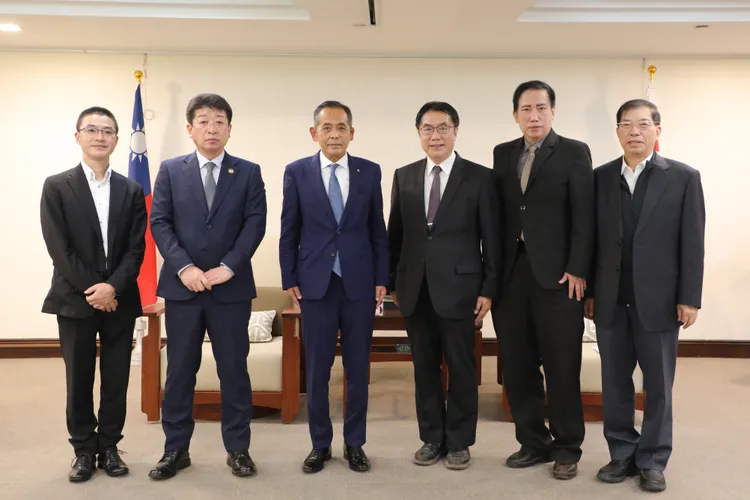 阿部賢一(左3)拜會台南市長黃偉哲。市府提供