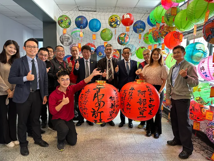 阿部賢一參訪南市消防局中正分隊。消防局提供