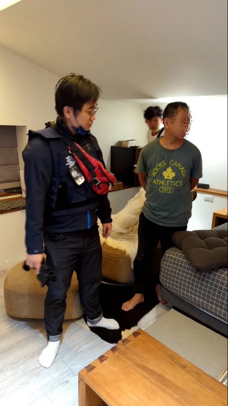 警方將陳男帶回住處搜索。新北市刑大提供